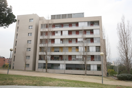 42 viviendas, aparcamiento  y locales en Av. can Corts- Cornellà, 
