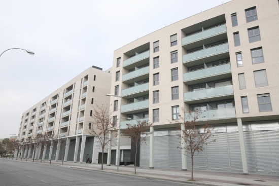 50 viviendas, locales y parking en Av. Els Alps, Cornellà