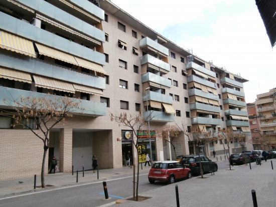 20 viviendas, aparcamiento y local en C/ josep cuxart-cornellà