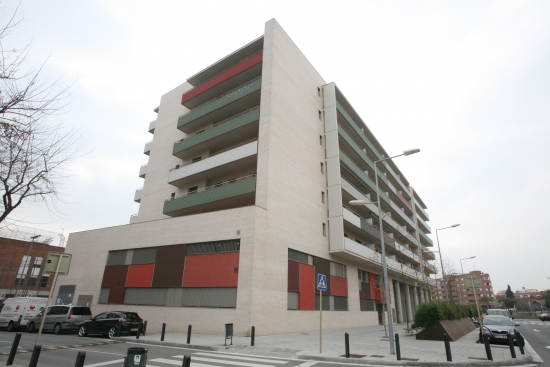 48 Habitatges, locals i aparcament en Av. Línea Eléctrica, Cornellà